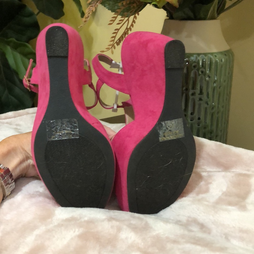Styluxe Bright  fuchsia platforms. Brushed suede feel. - Picture 4 of 12